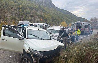 Artvin'de trafik kazasında 4 kişi yaralandı