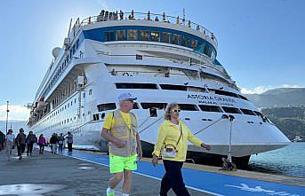 “Astoria Grande“ kruvaziyeri Rusya'dan 947 yolcusuyla Amasra'ya geldi