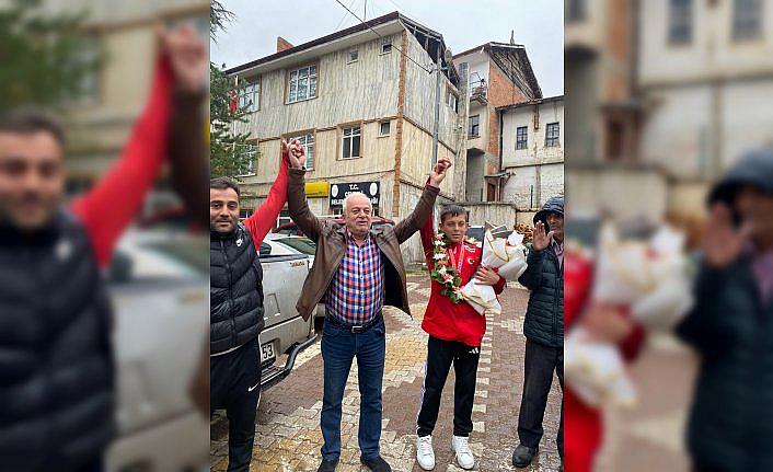Balkan Şampiyonası'nda ikinci olan güreşçi memleketi Tokat'ta coşkuyla karşılandı