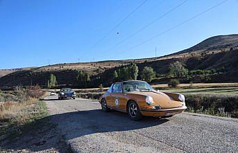 Belçika'dan yola çıkan klasik otomobil tutkunları Bayburt'ta