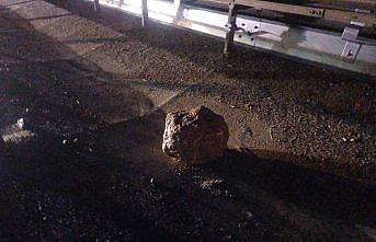 Bolu'da üzerine kaya düşen araçta hasar oluştu