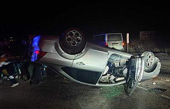 Boyabat'ta devrilen otomobildeki 2 kişi yaralandı