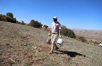 Cebinde taşıdığı tohumları 21 yıldır köyünün çorak arazileriyle buluşturuyor