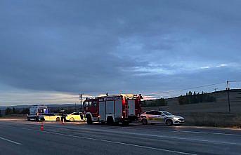 Çorum'da 2 otomobilin çarpışması sonucu üç kişi yaralandı