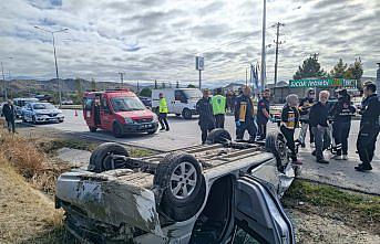 Çorum'da devrilen otomobildeki 2 kişi yaralandı
