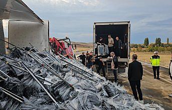Çorum'da tekstil yüklü kamyon devrildi