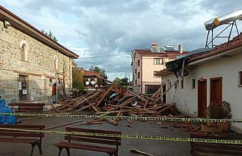 Dörtdivan'da fırtına cami minaresini devirdi
