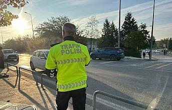 Düzce'de okul önlerinde yaya geçidi uygulaması yapıldı