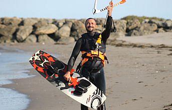 Elverişli rüzgar uçurtma sörfü tutkunlarını Karadeniz sahilinde buluşturdu