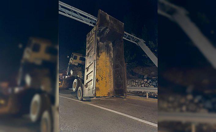 Göynük'te damperi açık kamyon trafik direğine çarptı