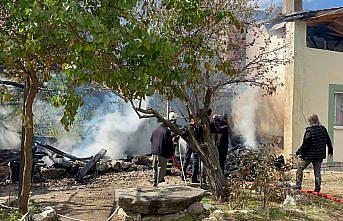 Gümüşhacıköy'deki yangında konteyner kullanılamaz hale geldi