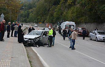 Kastamonu'da iki otomobilin çarpıştığı kazada 4 kişi yaralandı