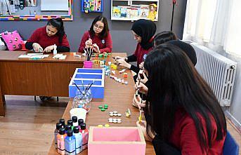 Liseliler, minik öğrencilerin gelişimini destekleyen eğitici oyun kutusu tasarladı