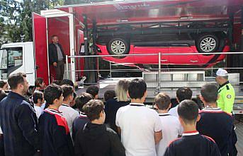 Mecitözü'nde emniyet kemeri simülasyon aracıyla eğitim yapıldı