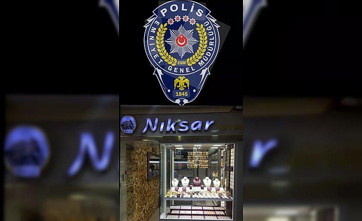 Niksar'da polis dolandırıcılık olaylarına karşı kuyumcularla toplantı yaptı