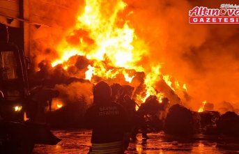 Bafra'da geri dönüşüm fabrikasında çıkan yangına müdahale sürüyor