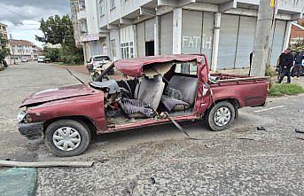 Bafra'da kamyon ile pikabın çarpıştığı kazada 2 kişi yaralandı