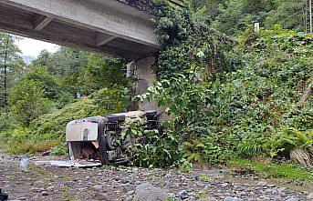 Samsun'da köprüden düşen hafif ticari araçtaki 2 kişi yaralandı