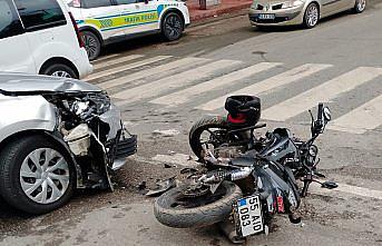 Samsun'da otomobille çarpışan motosikletin sürücüsü yaralandı