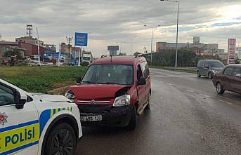 Bafra'da refüje çıkan hafif ticari aracın sürücüsü yaralandı