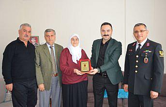 Şehidin Havza'daki ailesine gönderilen plaket teslim edildi