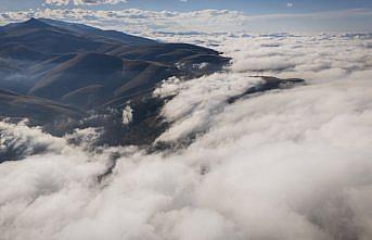 Sultan Murat Yaylası sis altındaki güzelliğiyle ziyaretçilerini karşılıyor