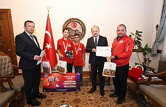 TEKNOFEST 2025'te dereceye giren öğrencilerden Vali Dallı'ya ziyaret