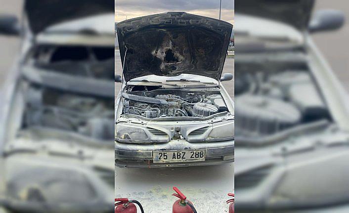 Tosya'da yanan otomobil zarar gördü