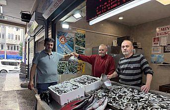 Trabzon'da balıkçı tezgahlarında istavrit ilgi görüyor