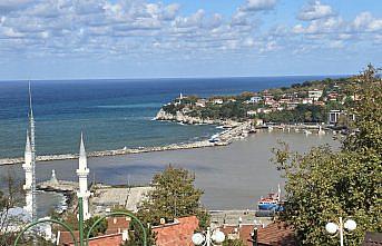 Zonguldak'ta yağışla gelen çamurlu su denizin rengini değiştirdi