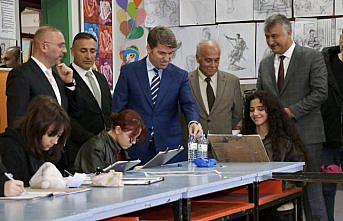 Amasya Valisi Önder Bakan okulları ziyaret etti