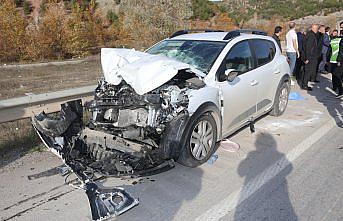 Amasya'da kamyon ile çarpışan otomobildeki 3 kişi yaralandı