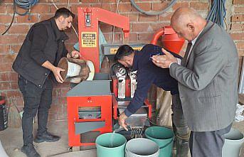 Bafra Ovası'nda kurulan makinede çeltiğin randımanı tespit ediliyor