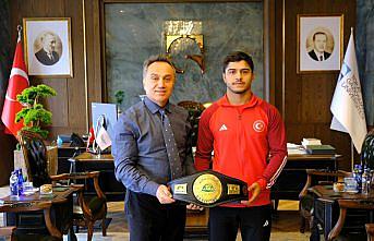 Başarılı sporcudan TOGÜ Rektörü Yılmaz'a ziyaret