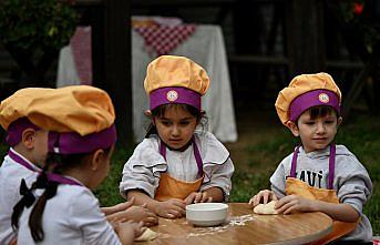 Çocuklar aile kavramını “geçmişin izini sürerek“ öğreniyor