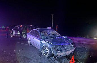 Çorum'da iki otomobilin büyükbaş hayvana çarpması sonucu 3 kişi yaralandı