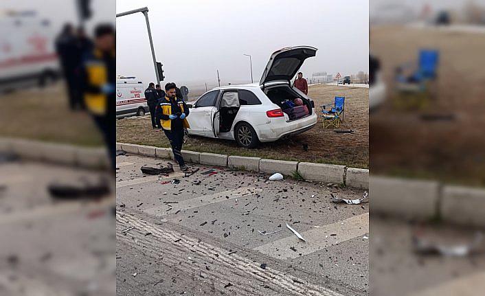 Çorum'da iki otomobilin çarpıştığı kazada 5 kişi yaralandı