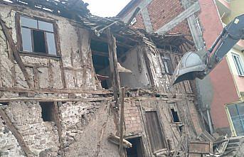 Çorum'da metruk evin yıkımı yapıldı