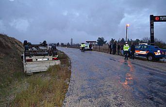 Çorum'da otomobile çarpmamak için manevra yaparken devrilen minibüsün sürücüsü yaralandı