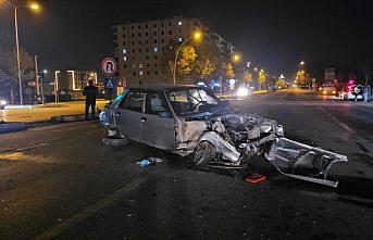 Çorum'da tırın çarptığı otomobilin sürücüsü yaralandı