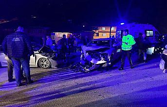 Düzce'de iki otomobilin çarpışması sonucu 7 kişi yaralandı