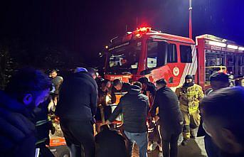 Düzce'de şarampole devrilen otomobildeki 2 kişi yaralandı