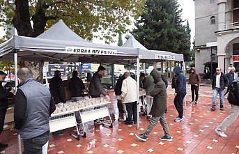 Erbaa Belediyesi şehitler için helva dağıttı