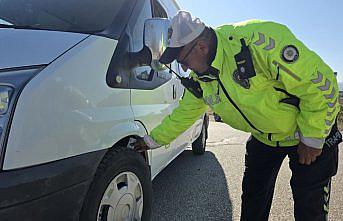 Gümüşhacıköy'de zorunlu kış lastiği denetimi yapıldı