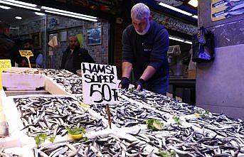 Hamsi bolluğu Trabzon'daki balıkçı tezgahlarında fiyatlara yansıdı