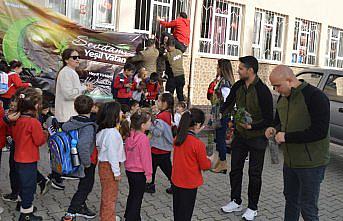 Havza'da okul öğrencilerine fidan dağıtıldı