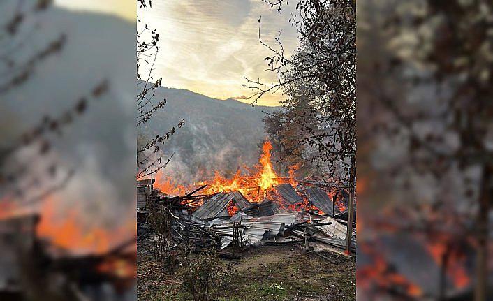 Karabük'te ahşap evde çıkan yangında 5 kişi dumandan etkilendi