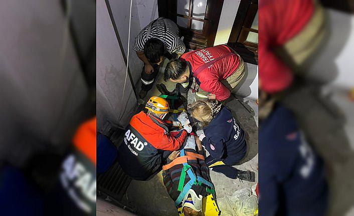 Karabük'te apartman boşluğuna düşen kişi yaralandı