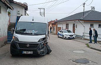 Karabük'te minibüsle çarpışan hafif ticari araçtaki 2 kişi yaralandı