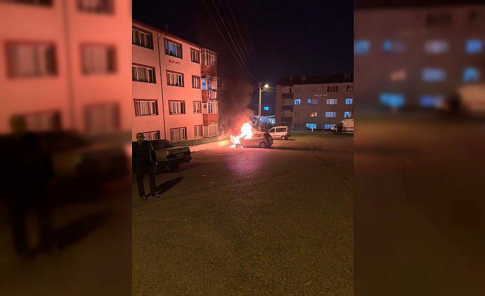 Karabük'te park halindeki otomobil yandı